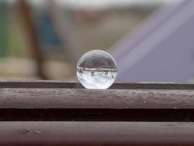 Close-up van een kristallen bol in het water