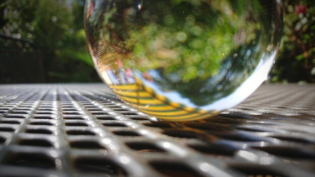 Foto close-up van een kristallen bol op een metalen rooster