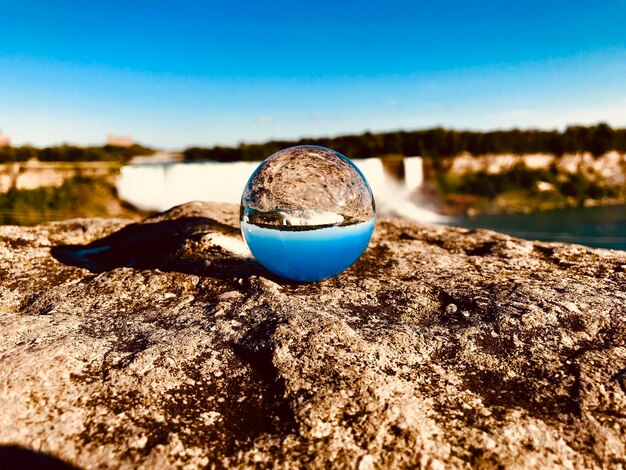 Close-up van een kristallen bol op een rots