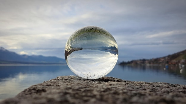 Foto close-up van een kristallen bol tegen de lucht