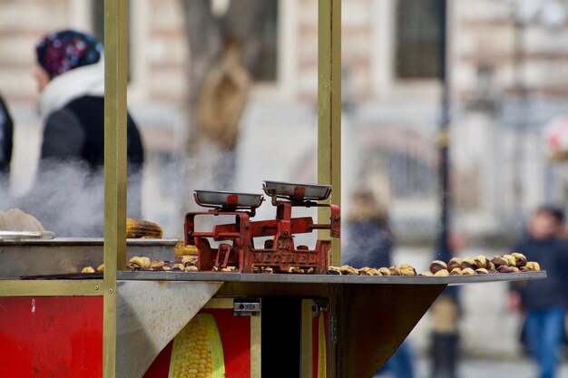 Foto close-up van een kruis in een marktkraam