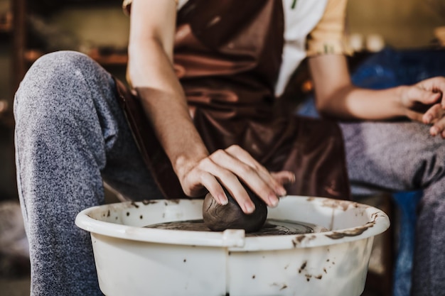 Close-up van een kunstenaar die pot maakt in een atelier