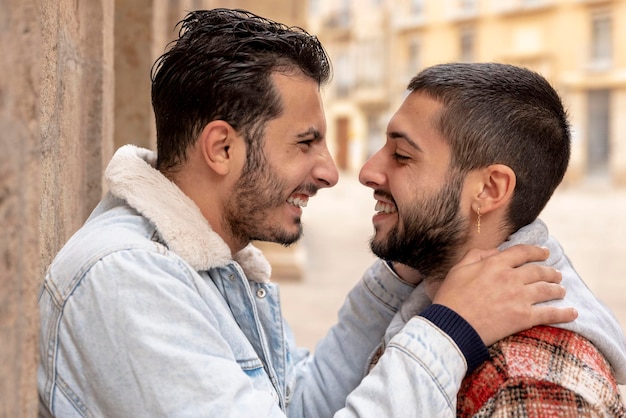 Close-up van een lachende jonge homo paar knuffelen en kijken naar elkaar