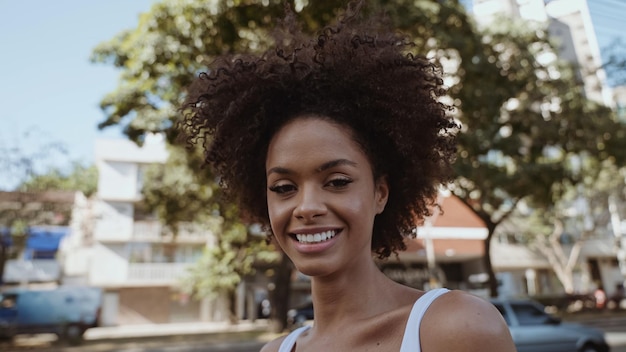 Close-up van een lachende jonge Latijnse afro-vrouw Vreugde positief en liefde Mooi afrikaans kapsel