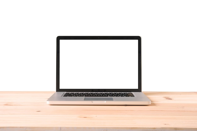 Close-up van een laptop op tafel tegen een witte achtergrond