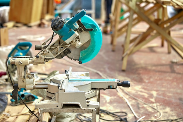 Close-up van een laser cirkelzaag op een bouwplaats. Producten huis en tuin en productie. Bouw tool.