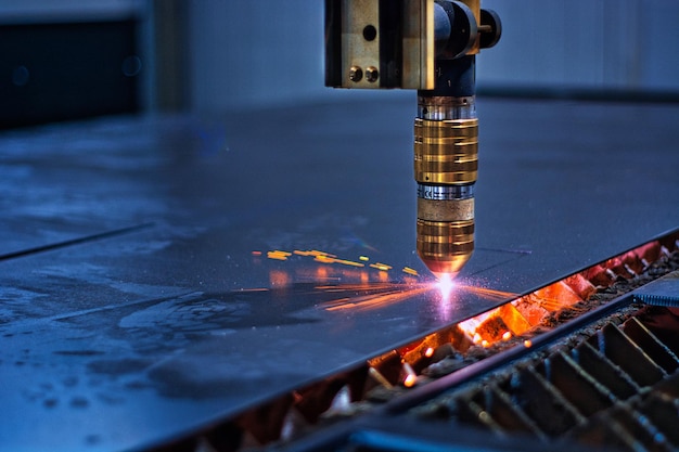 Close-up van een lasergesneden machine die staal snijdt in een werkplaats