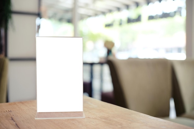 Foto close-up van een leeg bordje op een restauranttafel