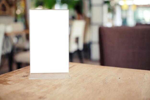 Foto close-up van een leeg bordje op tafel in een restaurant