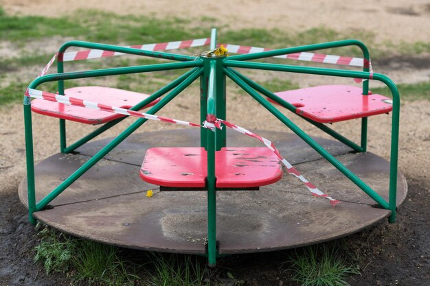 Close-up van een lege schommel in het park