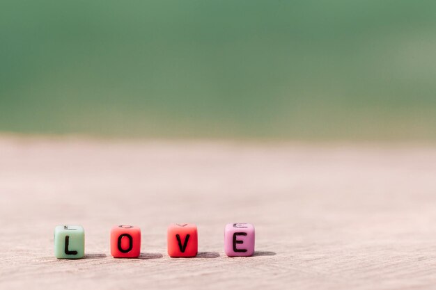 Foto close-up van een liefdestekst op kleurrijke blokken