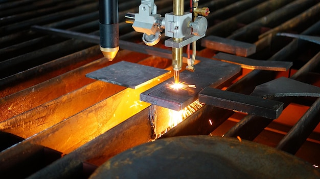 Close-up van een machine voor het lassen van metaal in een fabriek