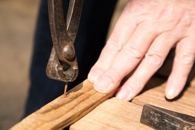 Close-up van een man die aan hout werkt