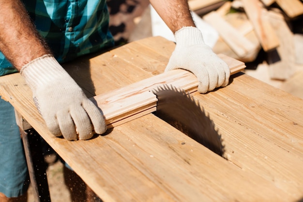 Foto close-up van een man die aan hout werkt