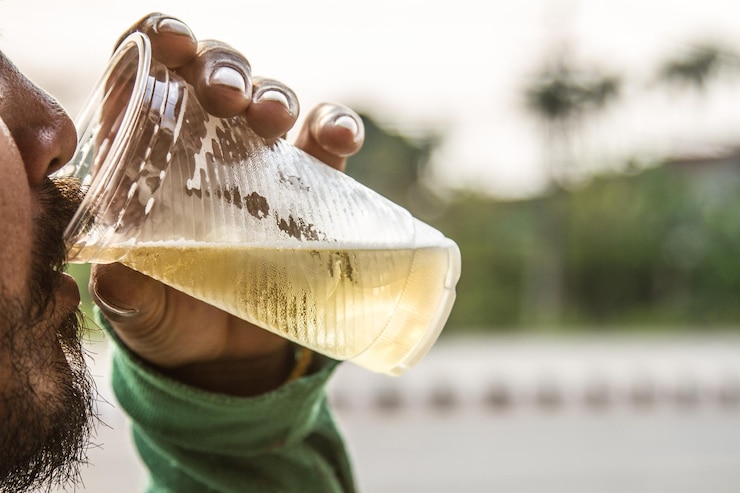 Foto close-up van een man die bier drinkt