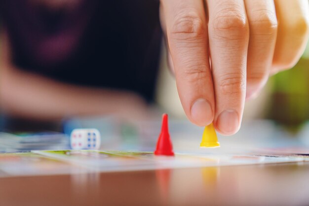 Close-up van een man die bordspelconcept speelt, vrienden brengen samen tijd door