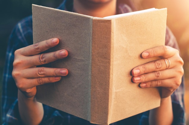 Foto close-up van een man die een boek leest