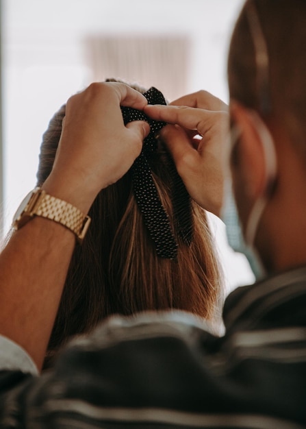Close-up van een man die een haarboog doet voor een vrouw