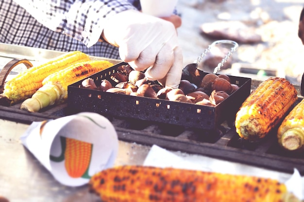 Foto close-up van een man die eten bereidt in een grill