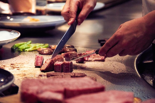 Foto close-up van een man die eten bereidt op een snijplank