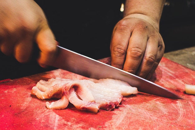 Foto close-up van een man die eten bereidt