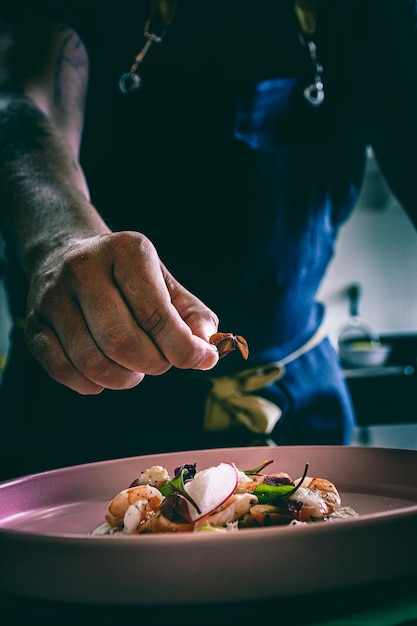 Close-up van een man die eten bereidt