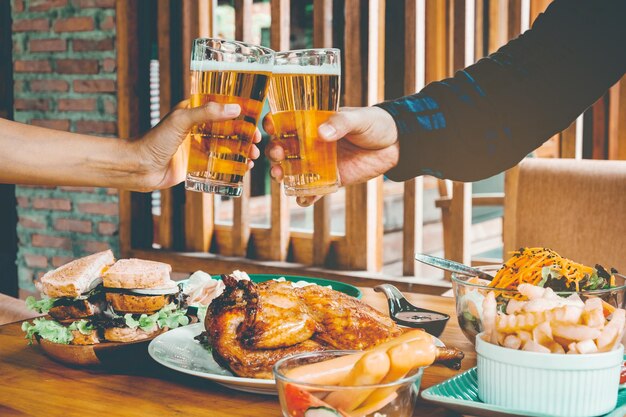 Foto close-up van een man die eten op tafel bereidt