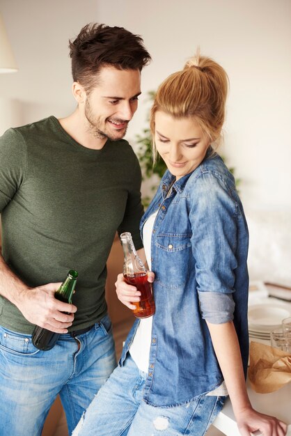 Close-up van een man die flirt met zijn vriendin