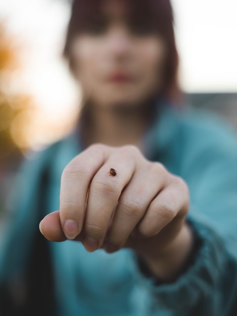 Foto close-up van een man die handen vasthoudt