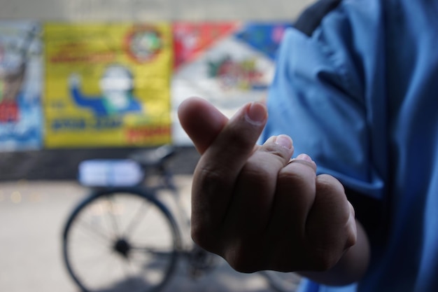 Foto close-up van een man die handen vasthoudt