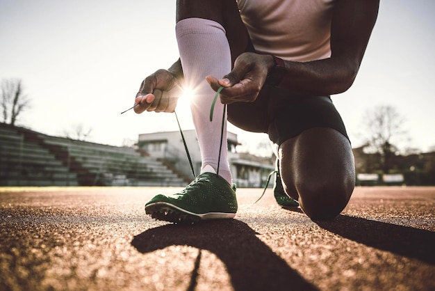 Close-up van een man die joggingschoenen probeert