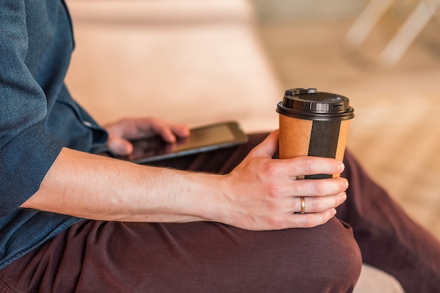 Close-up van een man die koffie drinkt op kantoor