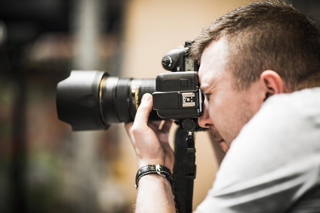 Close-up van een man die met een camera fotografeert