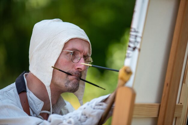 Foto close-up van een man die op doek schildert