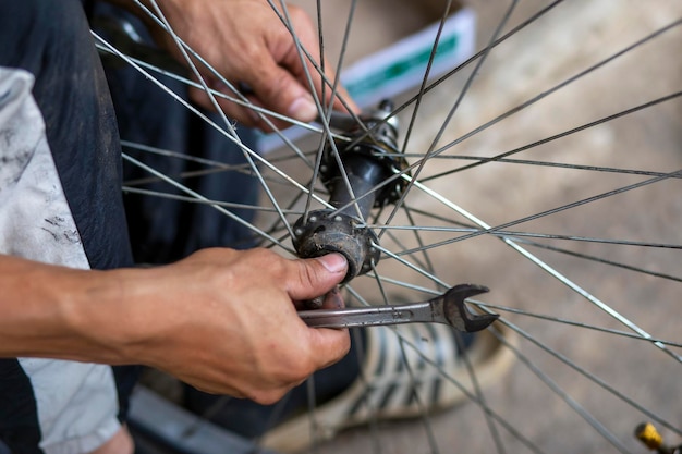 Close-up van een man die op een fiets werkt
