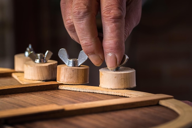 Close-up van een man die op tafel werkt
