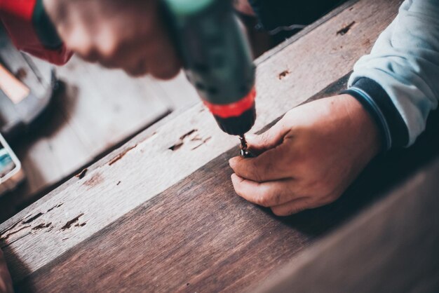 Close-up van een man die op tafel werkt