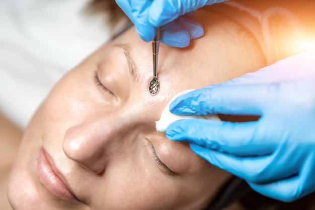 Foto close-up van een man die tandheelkundige apparatuur vasthoudt