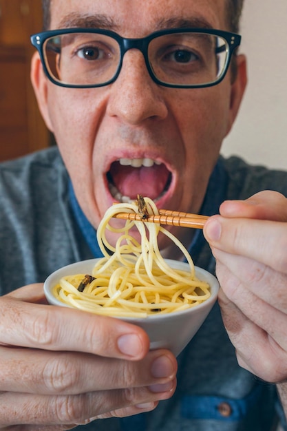 Foto close-up van een man die voedsel eet