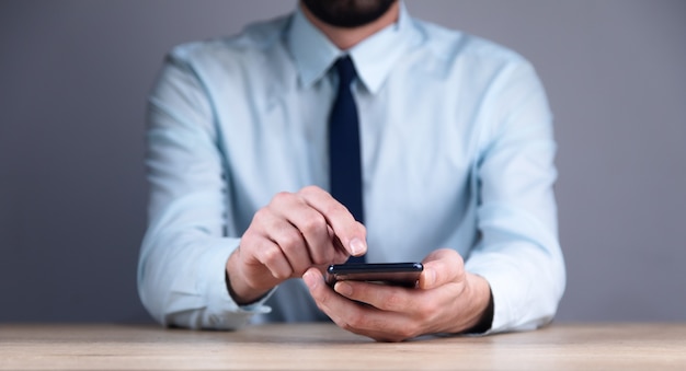 Close up van een man met behulp van mobiele slimme telefoon