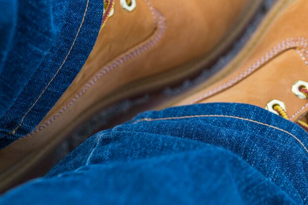 Foto close-up van een man met blauwe schoenen.