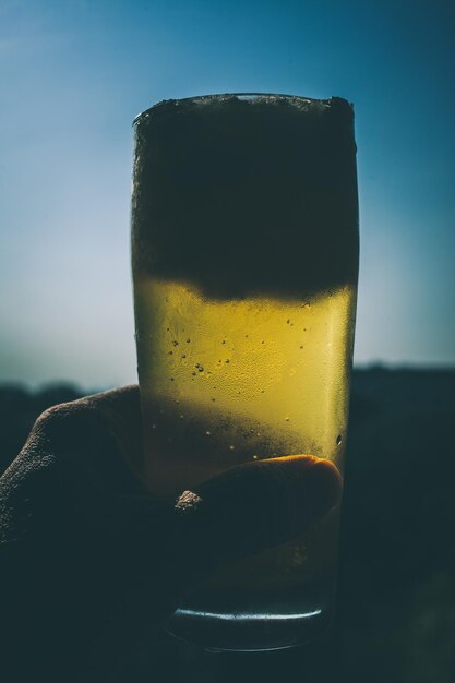 Foto close-up van een man met een bierglas