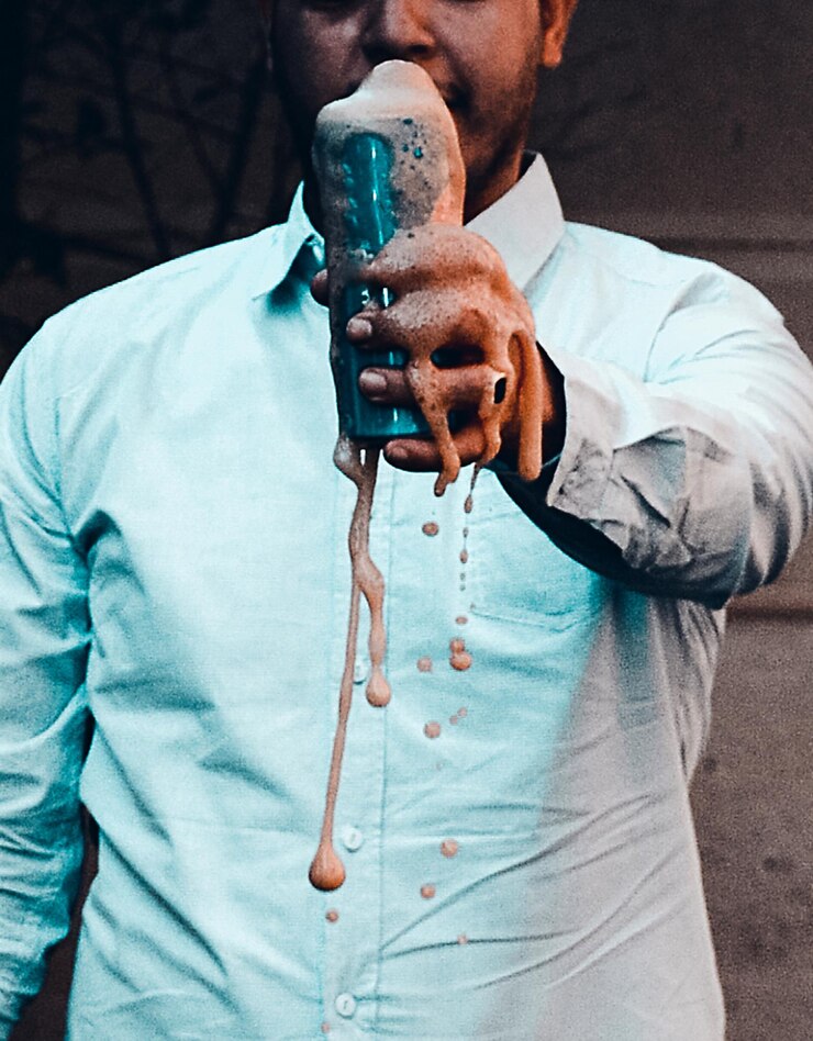 Foto close-up van een man met een exploderende drank.