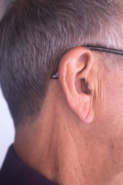 Close-up van een man met een gehoorapparaat