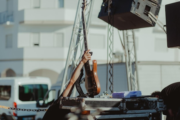 Foto close-up van een man met een gitaar