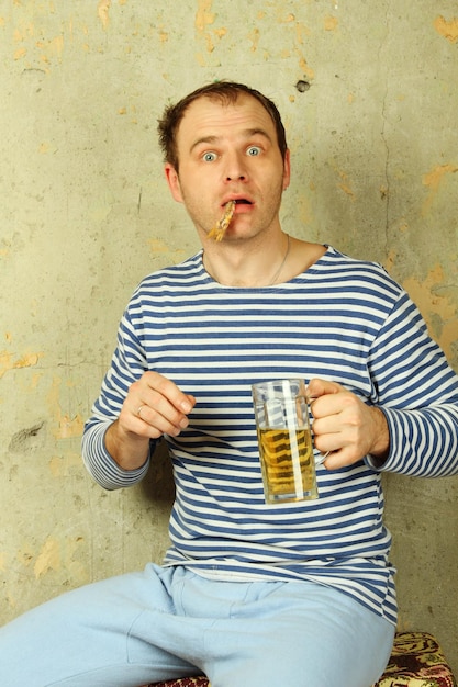 Foto close-up van een man met een glas bier