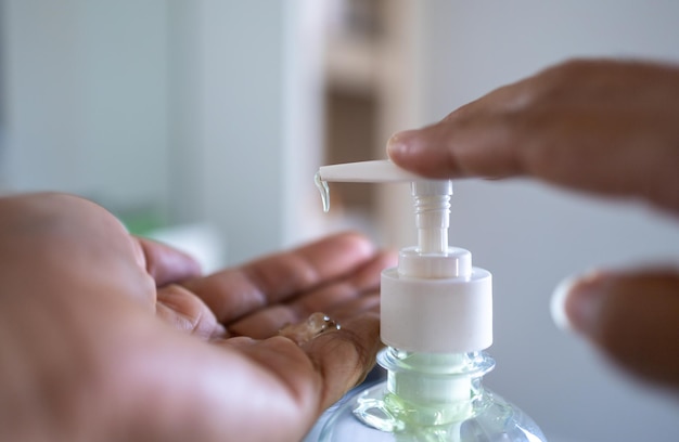 Close-up van een man met een glazen fles