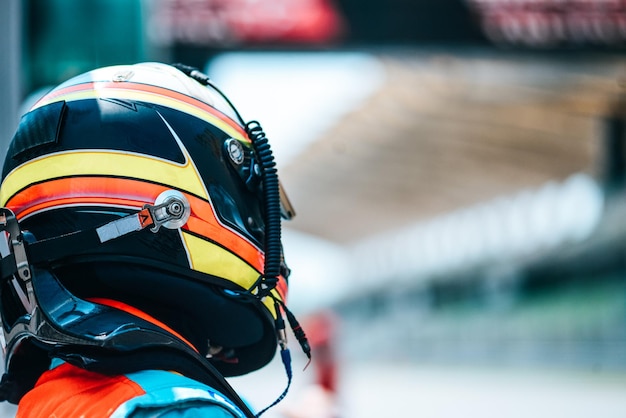 Close-up van een man met een helm