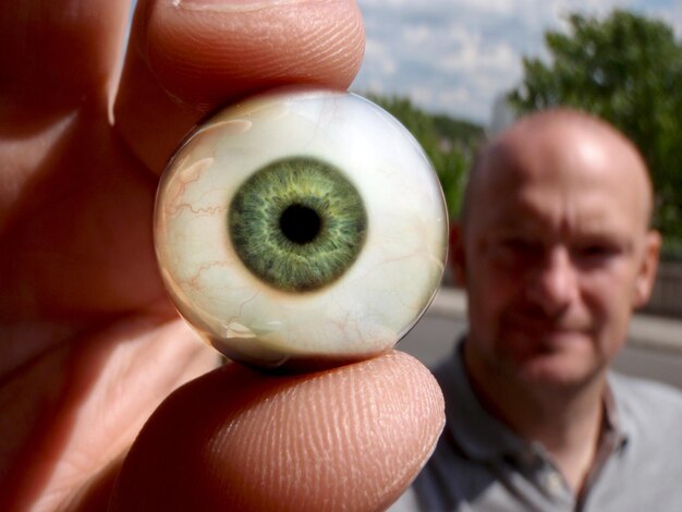 Foto close-up van een man met een kunstmatig oog