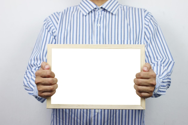 Foto close-up van een man met een leeg whiteboard op een witte achtergrond